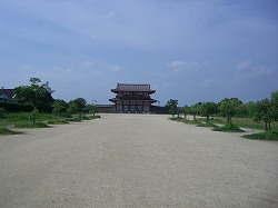 朱雀大路に立つ！