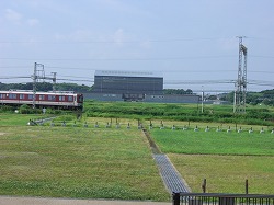 その前を電車が走る