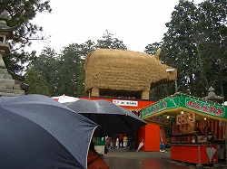 この神社は藁で作った今年の干支が目玉の一つ