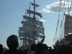 帆を張る海王丸