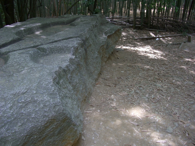 酒船石北側の縁