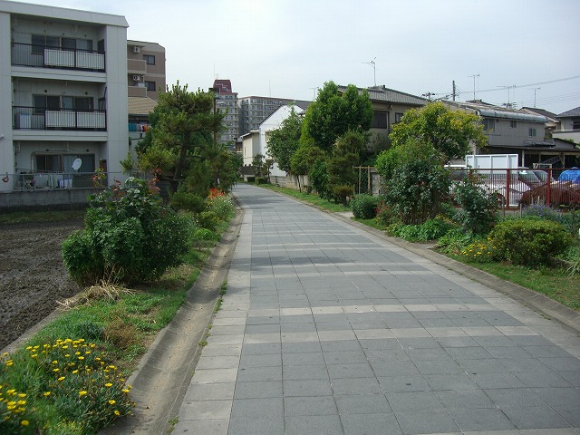 住宅地の間を伸びる遊歩道